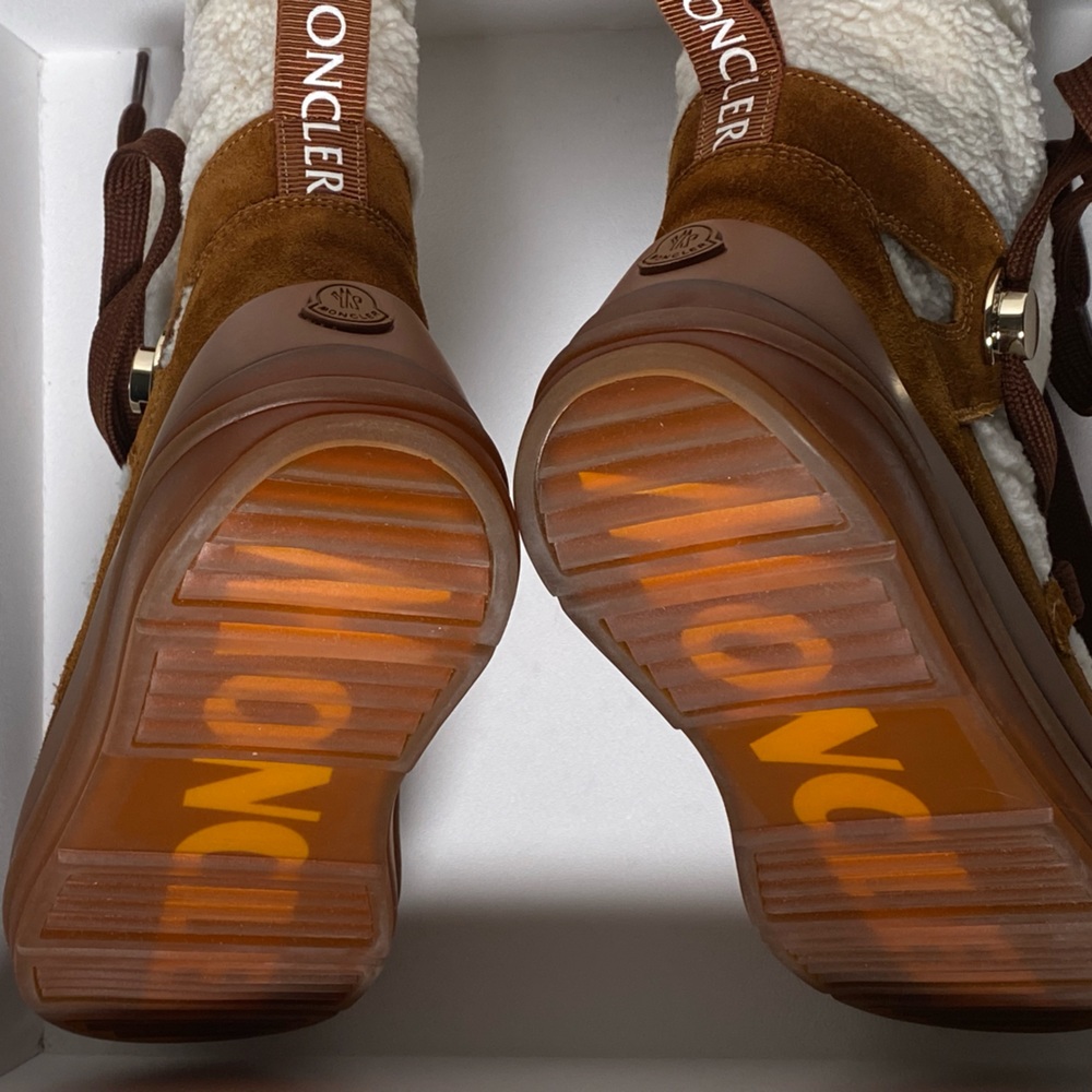 ✨BRAND NEW✨
Moncler Insolux suede and shearling snow boots
Size: EU 35.5 - Picture 2 of 5
